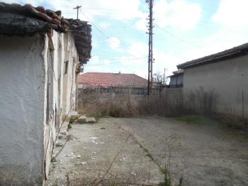 TURGUTBEYDE PINARHİSAR YOLUNA CEPHELİ AVLULU KERPİÇ EV