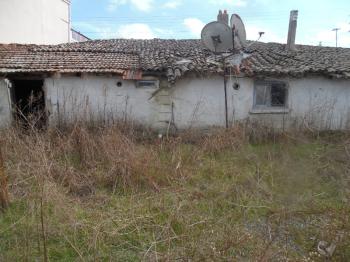 TURGUTBEYDE PINARHİSAR YOLUNA CEPHELİ AVLULU KERPİÇ EV