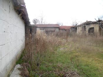 TURGUTBEYDE PINARHİSAR YOLUNA CEPHELİ AVLULU KERPİÇ EV