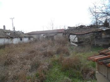 TURGUTBEYDE PINARHİSAR YOLUNA CEPHELİ AVLULU KERPİÇ EV
