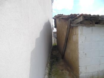 TURGUTBEYDE PINARHİSAR YOLUNA CEPHELİ AVLULU KERPİÇ EV