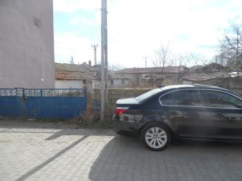 TURGUTBEYDE PINARHİSAR YOLUNA CEPHELİ AVLULU KERPİÇ EV
