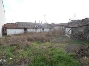 TURGUTBEYDE PINARHİSAR YOLUNA CEPHELİ AVLULU KERPİÇ EV