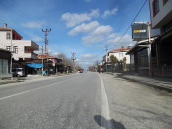TURGUTBEYDE PINARHİSAR YOLUNA CEPHELİ AVLULU KERPİÇ EV