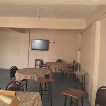 KÖY İÇERİSİNDE CADDE CEPHELİ İÇİNDE 3 KATLI BİNA BULUNAN ARSA