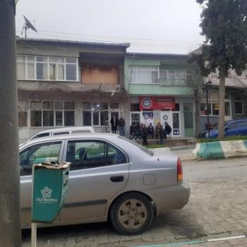 KÖY İÇERİSİNDE CADDE CEPHELİ İÇİNDE 3 KATLI BİNA BULUNAN ARSA