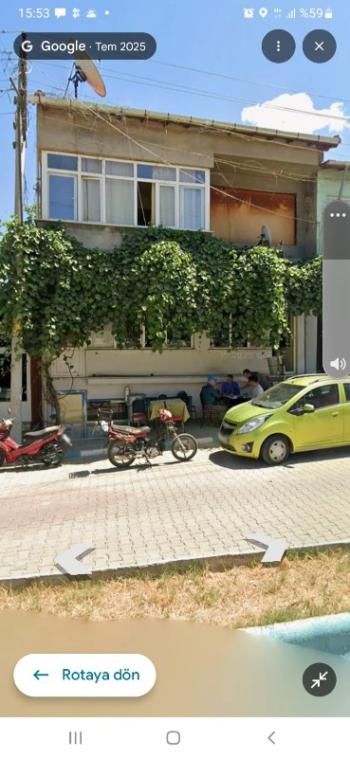 KÖY İÇERİSİNDE CADDE CEPHELİ İÇİNDE 3 KATLI BİNA BULUNAN ARSA