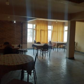 KÖY İÇERİSİNDE CADDE CEPHELİ İÇİNDE 3 KATLI BİNA BULUNAN ARSA
