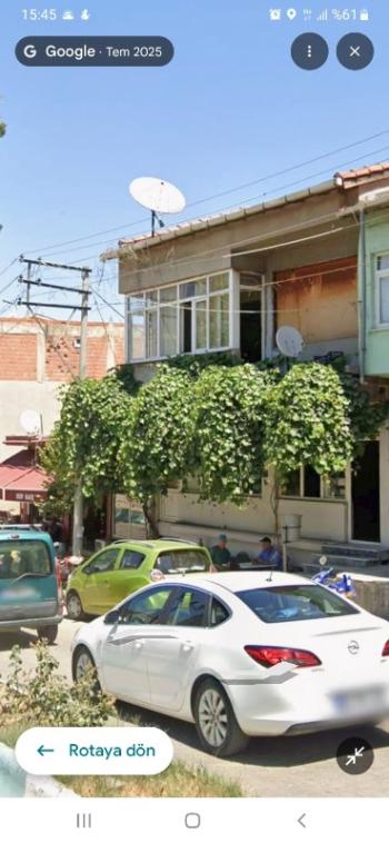 KÖY İÇERİSİNDE CADDE CEPHELİ İÇİNDE 3 KATLI BİNA BULUNAN ARSA