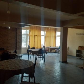 KÖY İÇERİSİNDE CADDE CEPHELİ İÇİNDE 3 KATLI BİNA BULUNAN ARSA