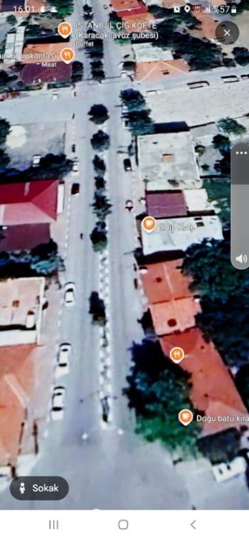KÖY İÇERİSİNDE CADDE CEPHELİ İÇİNDE 3 KATLI BİNA BULUNAN ARSA