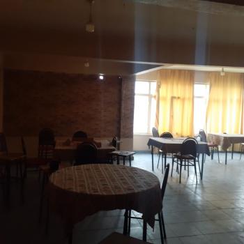 KÖY İÇERİSİNDE CADDE CEPHELİ İÇİNDE 3 KATLI BİNA BULUNAN ARSA