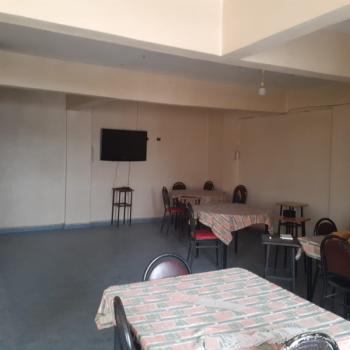 KÖY İÇERİSİNDE CADDE CEPHELİ İÇİNDE 3 KATLI BİNA BULUNAN ARSA