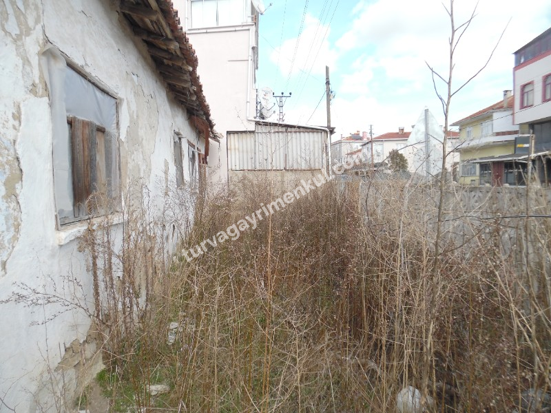 TURGUTBEYDE PINARHİSAR YOLUNA CEPHELİ AVLULU KERPİÇ EV