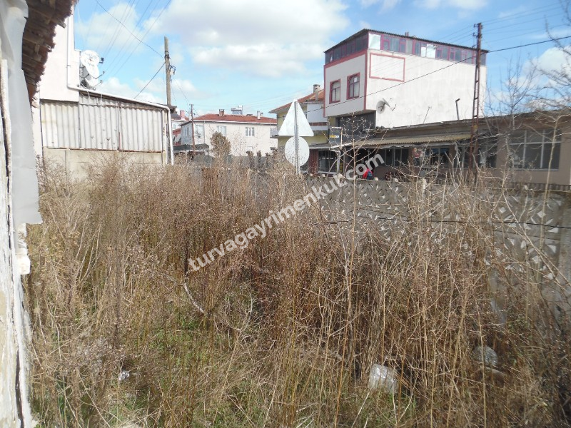 TURGUTBEYDE PINARHİSAR YOLUNA CEPHELİ AVLULU KERPİÇ EV