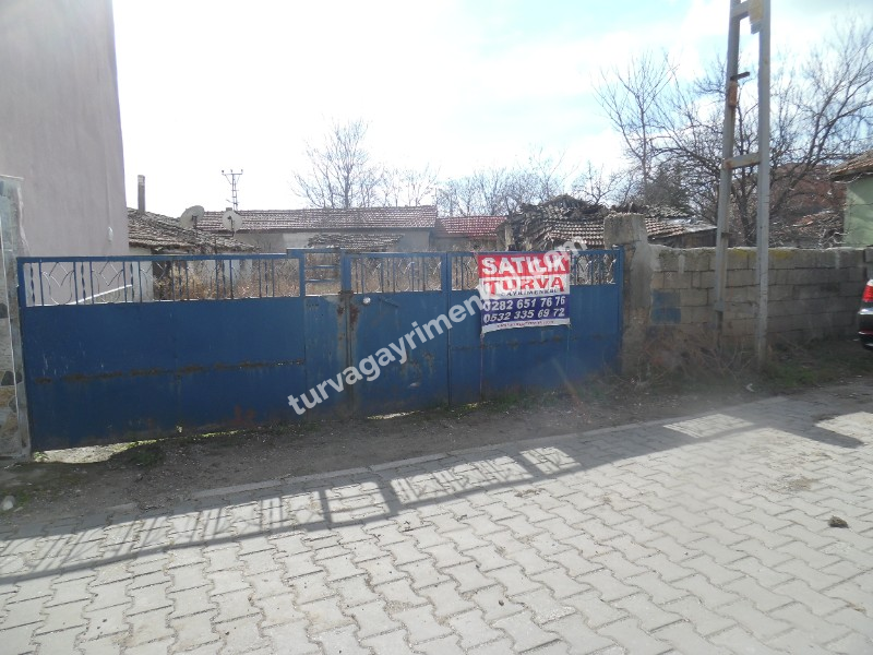 TURGUTBEYDE PINARHİSAR YOLUNA CEPHELİ AVLULU KERPİÇ EV