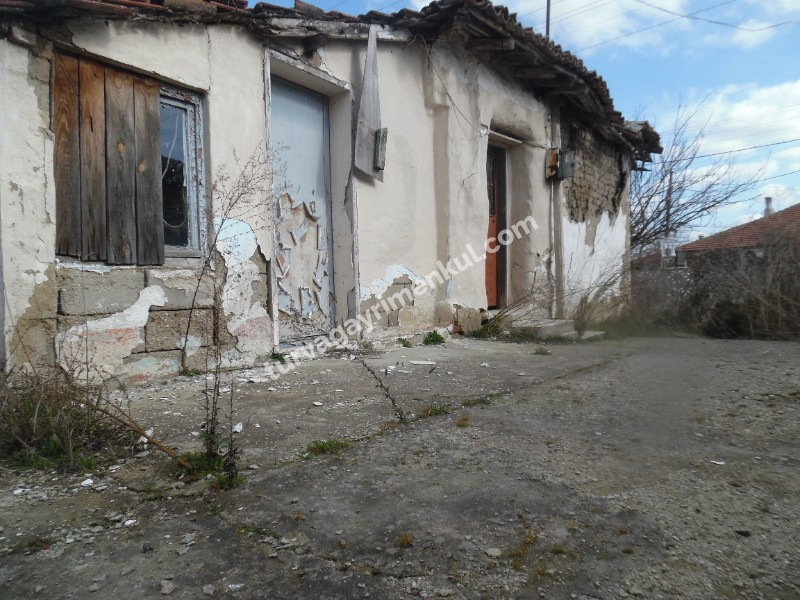 TURGUTBEYDE PINARHİSAR YOLUNA CEPHELİ AVLULU KERPİÇ EV