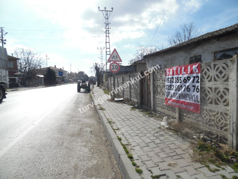 TURGUTBEYDE PINARHİSAR YOLUNA CEPHELİ AVLULU KERPİÇ EV