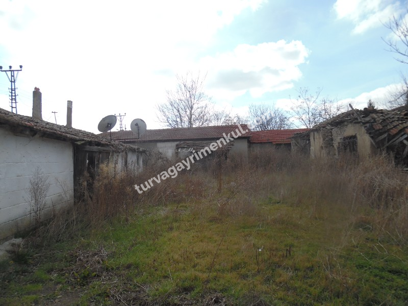 TURGUTBEYDE PINARHİSAR YOLUNA CEPHELİ AVLULU KERPİÇ EV