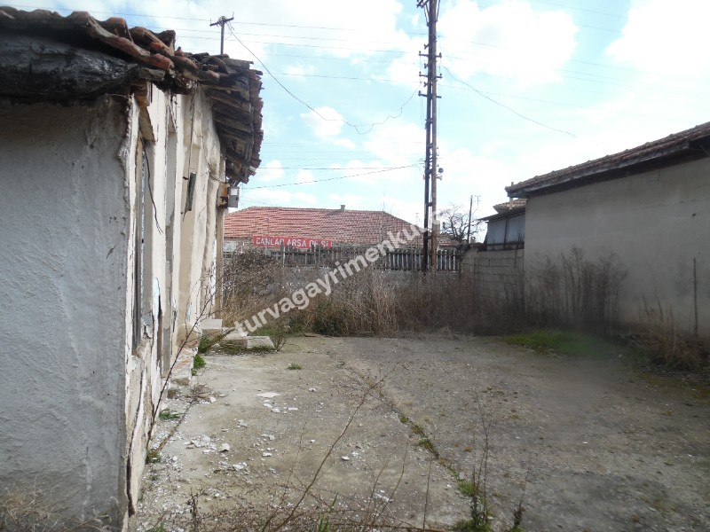 TURGUTBEYDE PINARHİSAR YOLUNA CEPHELİ AVLULU KERPİÇ EV