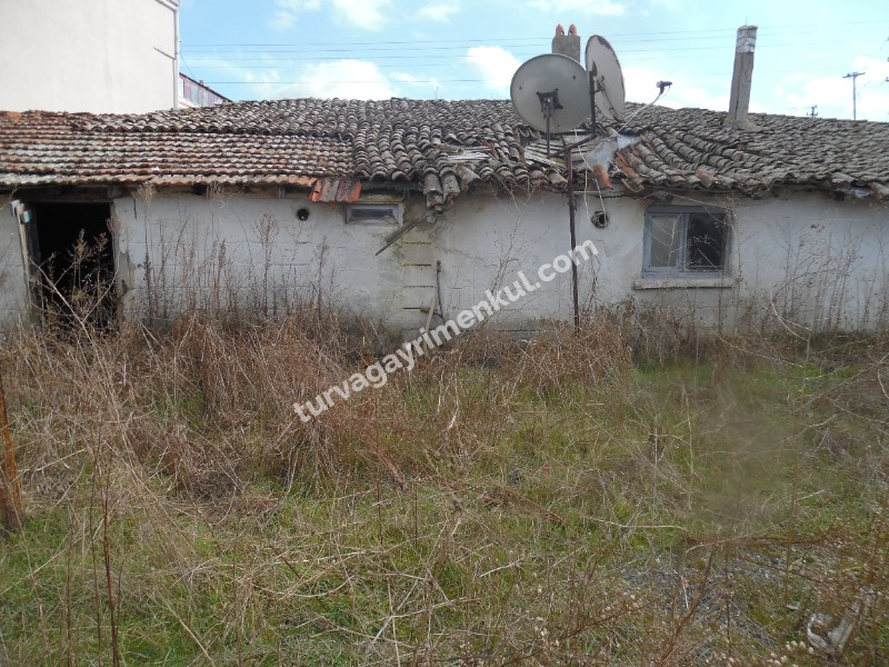 TURGUTBEYDE PINARHİSAR YOLUNA CEPHELİ AVLULU KERPİÇ EV