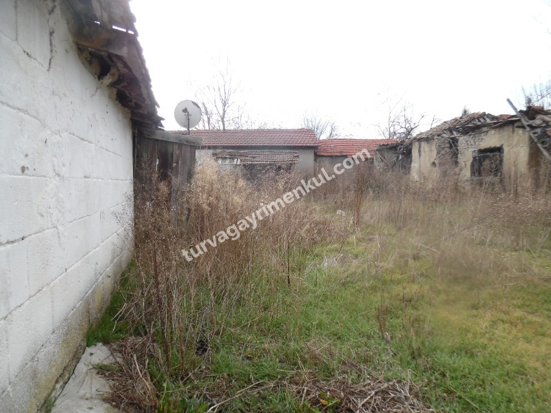 TURGUTBEYDE PINARHİSAR YOLUNA CEPHELİ AVLULU KERPİÇ EV