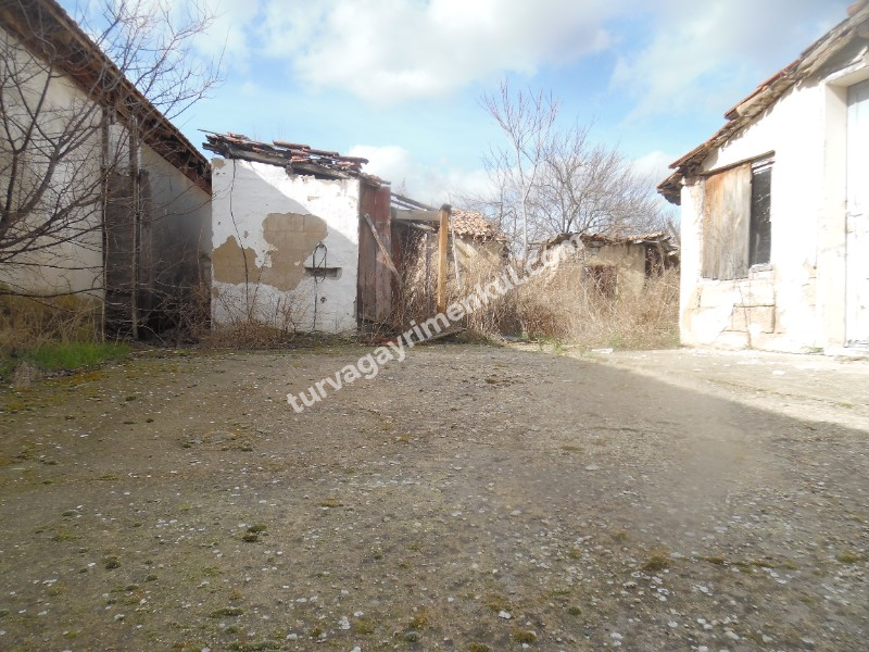 TURGUTBEYDE PINARHİSAR YOLUNA CEPHELİ AVLULU KERPİÇ EV