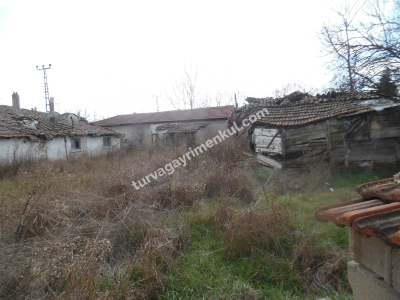 TURGUTBEYDE PINARHİSAR YOLUNA CEPHELİ AVLULU KERPİÇ EV