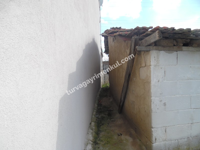 TURGUTBEYDE PINARHİSAR YOLUNA CEPHELİ AVLULU KERPİÇ EV