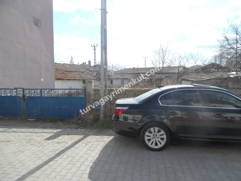 TURGUTBEYDE PINARHİSAR YOLUNA CEPHELİ AVLULU KERPİÇ EV