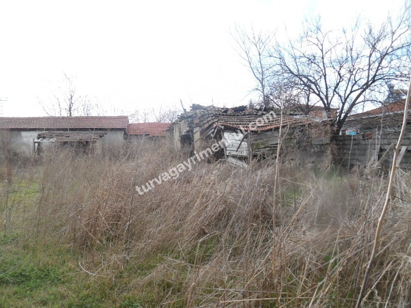 TURGUTBEYDE PINARHİSAR YOLUNA CEPHELİ AVLULU KERPİÇ EV