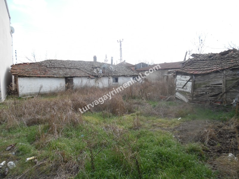 TURGUTBEYDE PINARHİSAR YOLUNA CEPHELİ AVLULU KERPİÇ EV