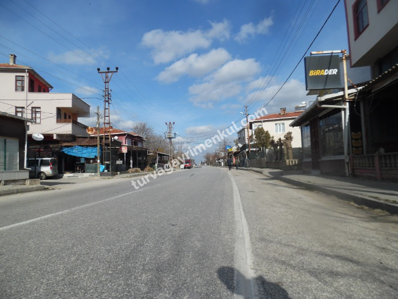 TURGUTBEYDE PINARHİSAR YOLUNA CEPHELİ AVLULU KERPİÇ EV