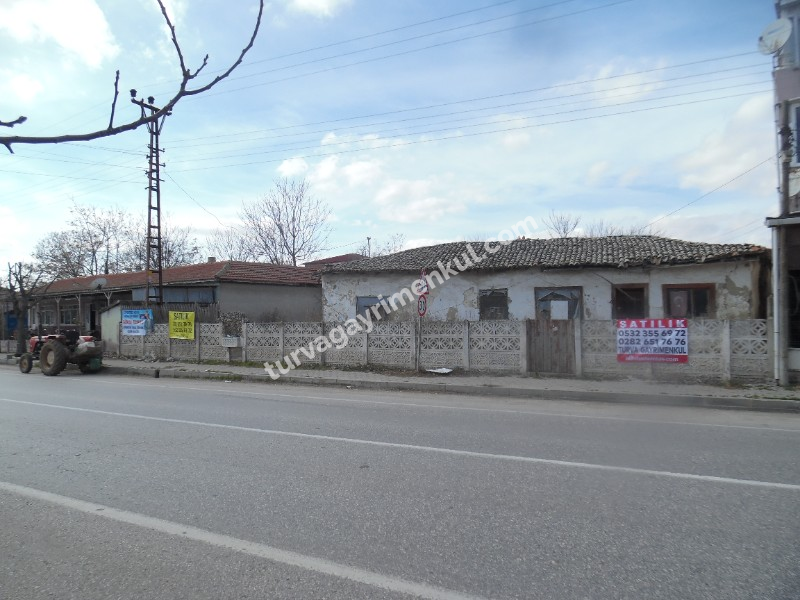 TURGUTBEYDE PINARHİSAR YOLUNA CEPHELİ AVLULU KERPİÇ EV