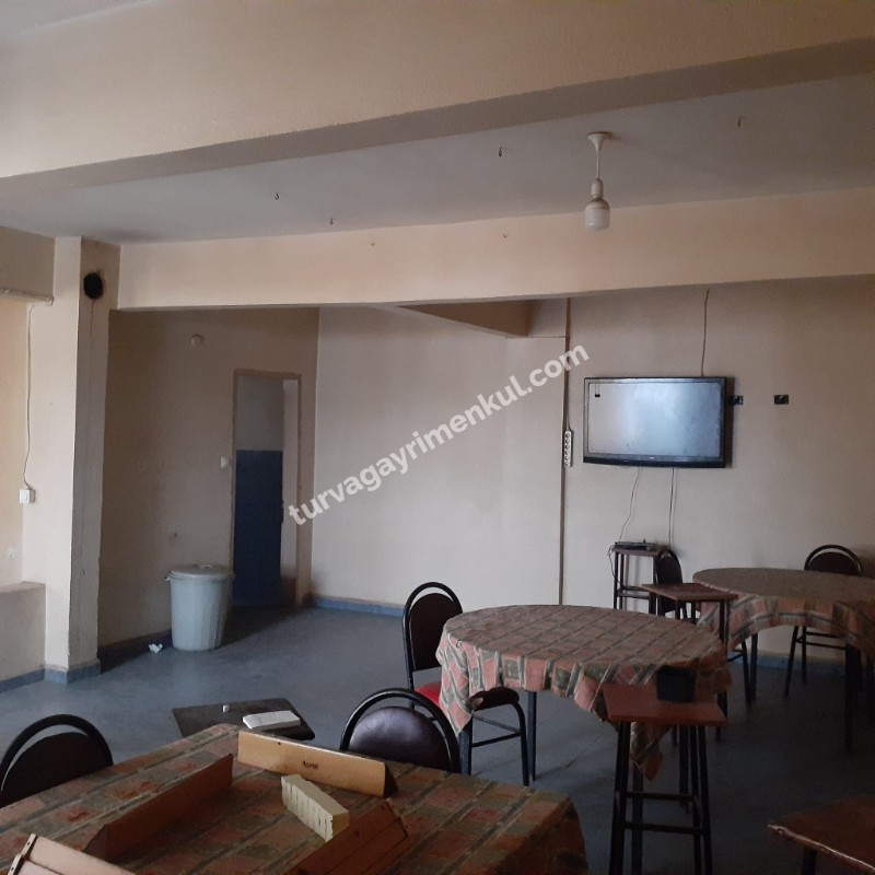 KÖY İÇERİSİNDE CADDE CEPHELİ İÇİNDE 3 KATLI BİNA BULUNAN ARSA