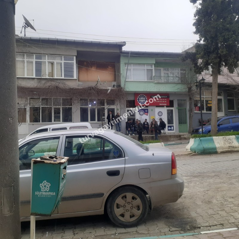 KÖY İÇERİSİNDE CADDE CEPHELİ İÇİNDE 3 KATLI BİNA BULUNAN ARSA