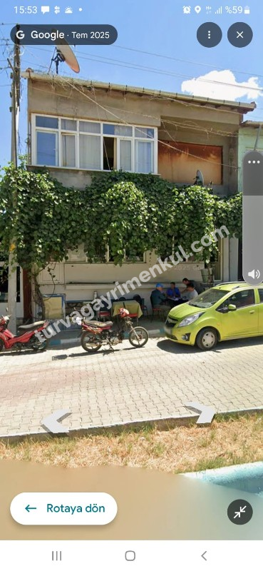 KÖY İÇERİSİNDE CADDE CEPHELİ İÇİNDE 3 KATLI BİNA BULUNAN ARSA