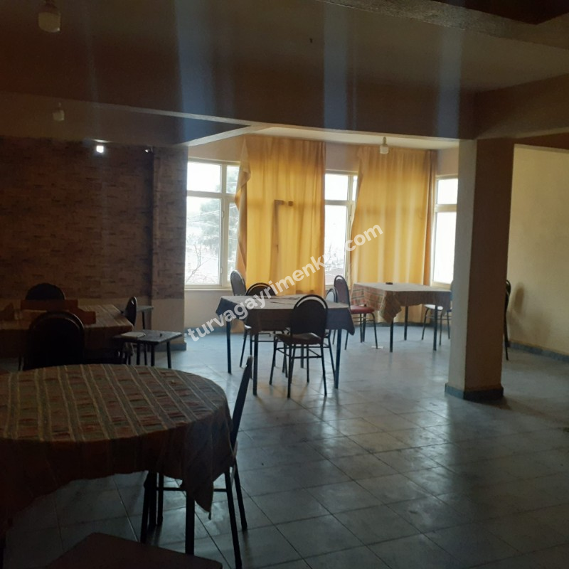 KÖY İÇERİSİNDE CADDE CEPHELİ İÇİNDE 3 KATLI BİNA BULUNAN ARSA