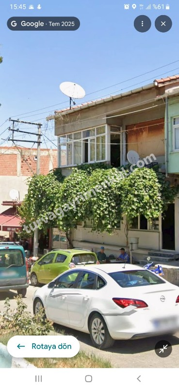 KÖY İÇERİSİNDE CADDE CEPHELİ İÇİNDE 3 KATLI BİNA BULUNAN ARSA