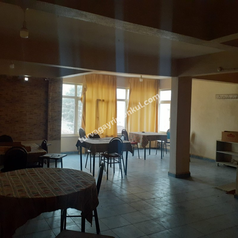 KÖY İÇERİSİNDE CADDE CEPHELİ İÇİNDE 3 KATLI BİNA BULUNAN ARSA