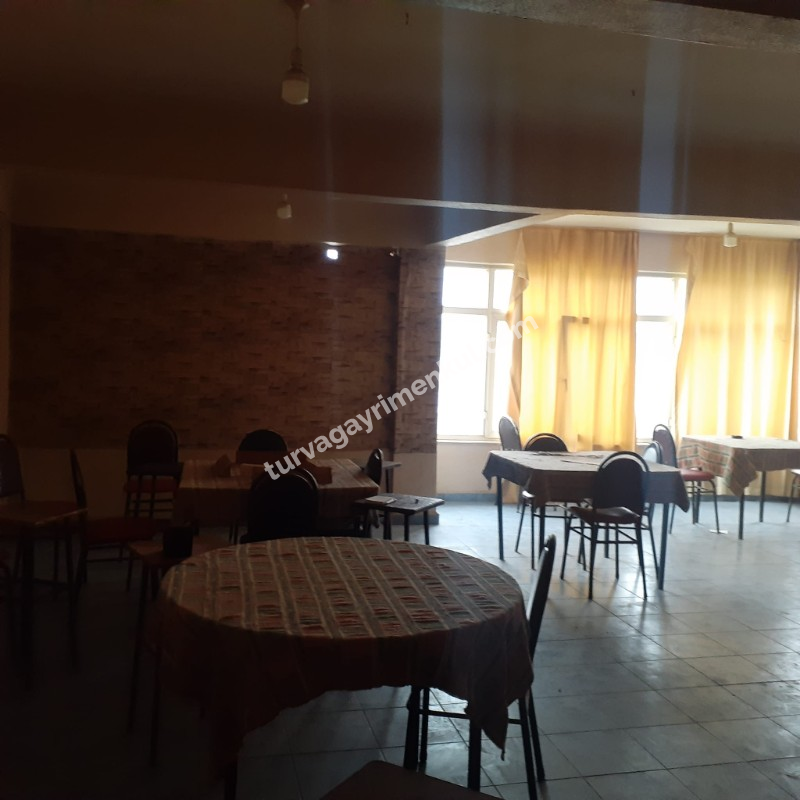 KÖY İÇERİSİNDE CADDE CEPHELİ İÇİNDE 3 KATLI BİNA BULUNAN ARSA