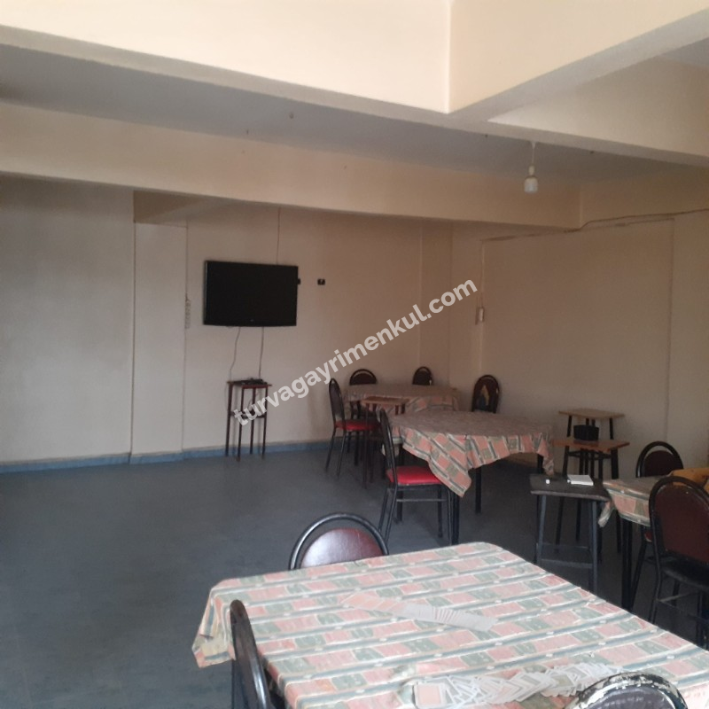 KÖY İÇERİSİNDE CADDE CEPHELİ İÇİNDE 3 KATLI BİNA BULUNAN ARSA