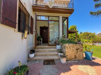 Girne Bellapais Bölgesinde Özel Havuzlu ve Peyzajlı Satılık 4+1 Villa