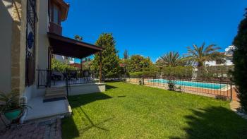 Girne Bellapais Bölgesinde Özel Havuzlu ve Peyzajlı Satılık 4+1 Villa