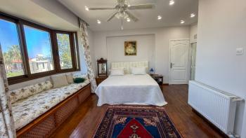 Girne Bellapais Bölgesinde Özel Havuzlu ve Peyzajlı Satılık 4+1 Villa