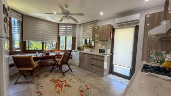 Girne Bellapais Bölgesinde Özel Havuzlu ve Peyzajlı Satılık 4+1 Villa