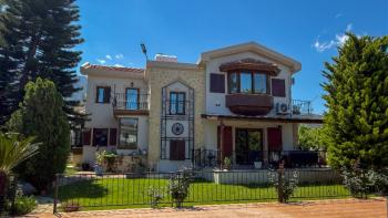 Girne Bellapais Bölgesinde Özel Havuzlu ve Peyzajlı Satılık 4+1 Villa
