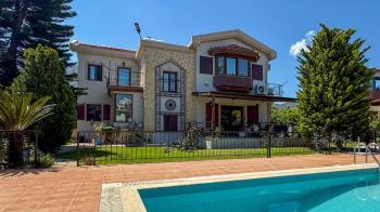 Girne Bellapais Bölgesinde Özel Havuzlu ve Peyzajlı Satılık 4+1 Villa