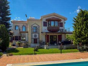 Girne Bellapais Bölgesinde Özel Havuzlu ve Peyzajlı Satılık 4+1 Villa