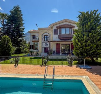 Girne Bellapais Bölgesinde Özel Havuzlu ve Peyzajlı Satılık 4+1 Villa